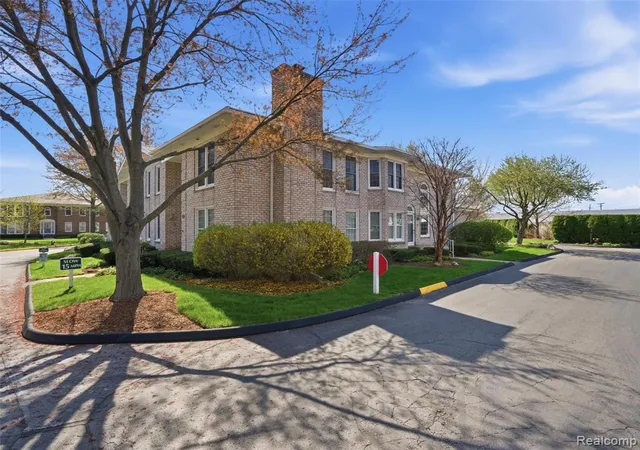 Photo 2 of Sale Pending at 118 Windwood Pointe, Saint Clair Shores, MI 48080 1582 | MLS# 60986330 | Listing updated on 2026-08-25