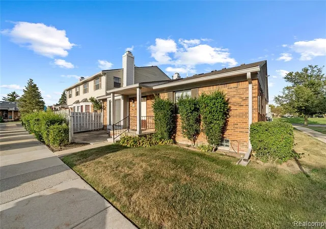 Photo 2 of Sale Pending at 2101 Vine Wy #90, Canton, MI 48188 1861 | MLS# 61025751 | Listing updated on 2026-09-13