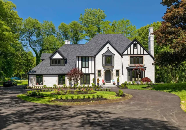 2nd image of 300 Camelot Wy, Rochester, MI 48306 | MLS# 50210296
