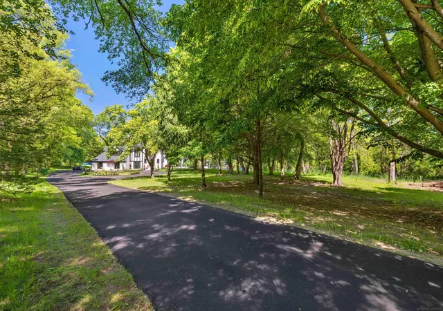 70th image of 300 Camelot Wy, Rochester, MI 48306 | MLS# 50210296