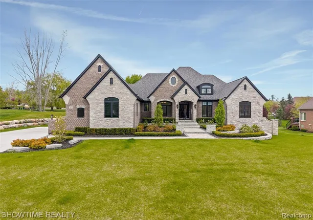 Homes for sale in Rochester, MI | 4805 Woodland Hills Dr, Rochester, MI 48306 | MLS# 60993806