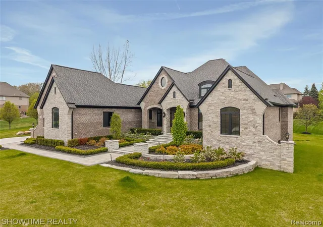 Homes for sale in Rochester, MI | 4805 Woodland Hills Dr, Rochester, MI 48306 | MLS# 60993806