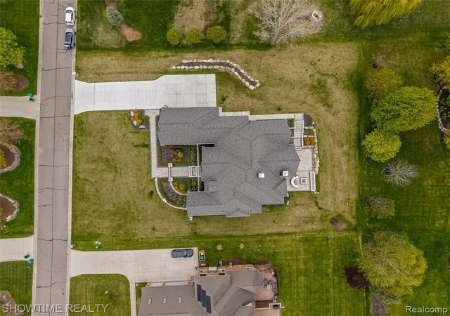 Homes for sale in Rochester, MI | 4805 Woodland Hills Dr, Rochester, MI 48306 | MLS# 60993806
