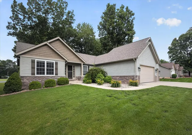 Homes for sale in Edwardsburg, MI | 69914 Roy Dr, Edwardsburg, MI 49112 | MLS# 70541504