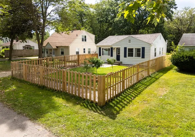 Photo 2 of Sale Pending at 1707 Texel Dr, Kalamazoo, MI 49048 | MLS# 70554784 | Listing updated on 2026-08-31