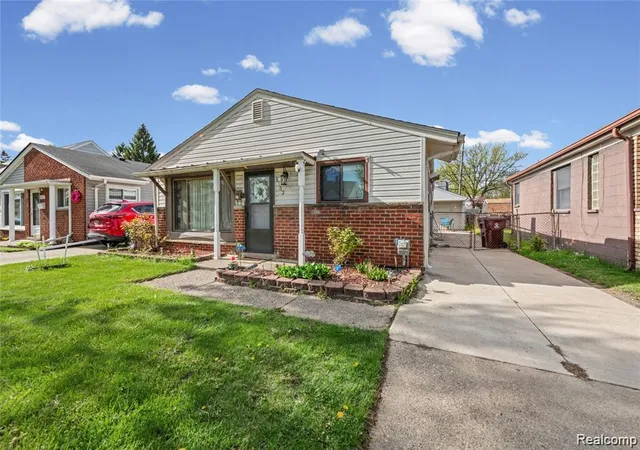 Homes for sale in Center Line, MI | 8153 Dale, Center Line, MI 48015 | MLS# 61005077