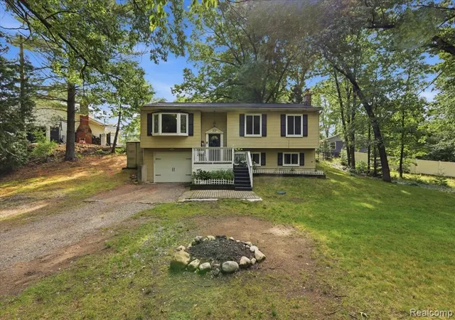 Homes for sale in Ortonville, MI | 2021 Ardsley Dr, Ortonville, MI 48462 | MLS# 61004410
