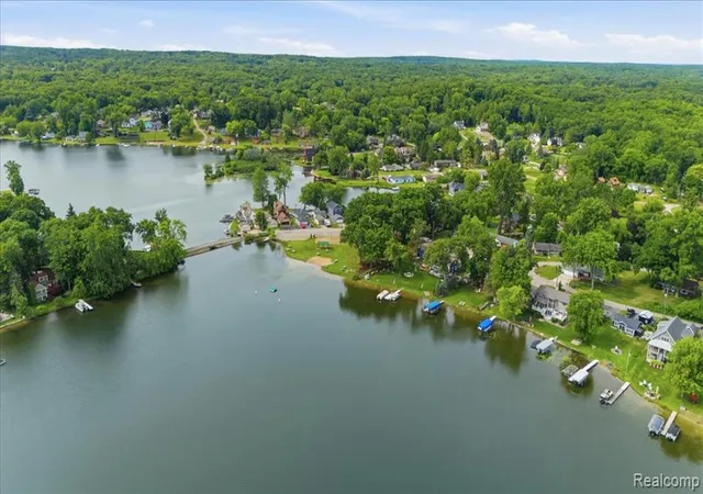 Homes for sale in Ortonville, MI | 2021 Ardsley Dr, Ortonville, MI 48462 | MLS# 61004410