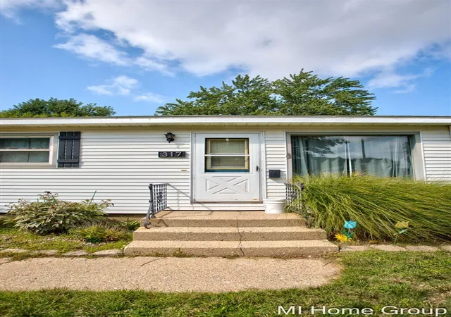 Photo 3 of Single family home for sale at 317 W 28Th St, Holland, MI 49423 | MLS# 70555087 | Listing updated on 2026-09-01