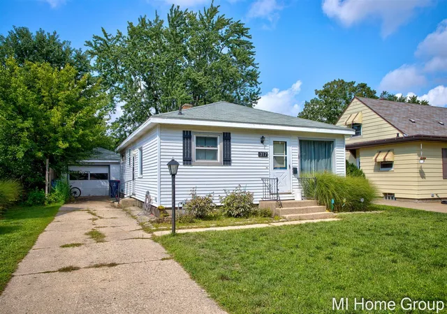 Photo 4 of Single family home for sale at 317 W 28Th St, Holland, MI 49423 | MLS# 70555087 | Listing updated on 2026-09-01