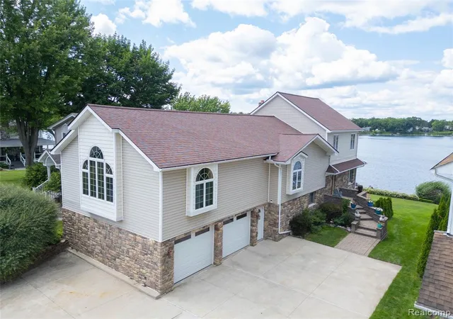 3rd image of 3160 Lexington Rd, Waterford, MI 48328 | MLS# 61005261