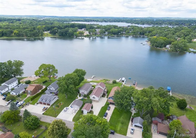 4th image of 3160 Lexington Rd, Waterford, MI 48328 | MLS# 61005261