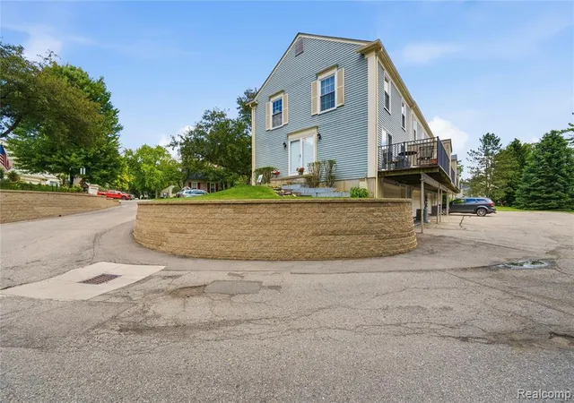 2nd image of 1319 Wagon Wheel Ln, Rochester Hills, MI 48306 | MLS# 61004638