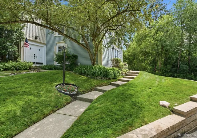 3rd image of 1319 Wagon Wheel Ln, Rochester Hills, MI 48306 | MLS# 61004638
