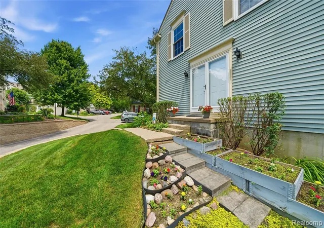 4th image of 1319 Wagon Wheel Ln, Rochester Hills, MI 48306 | MLS# 61004638