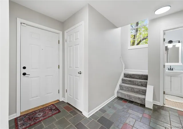 5th image of 1319 Wagon Wheel Ln, Rochester Hills, MI 48306 | MLS# 61004638