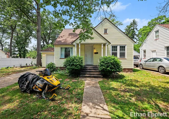 Homes for sale in Muskegon, MI | 3321 Baker St, Muskegon, MI 49444 | MLS# 70539491