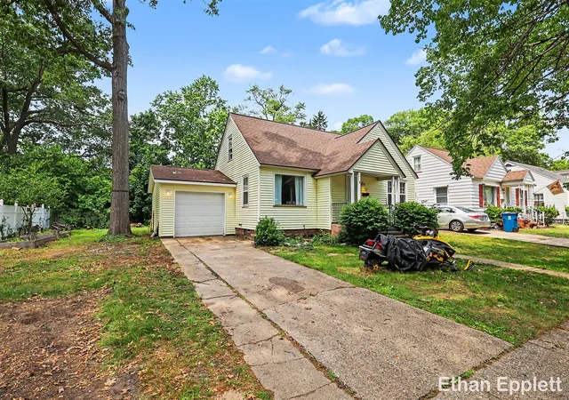 Homes for sale in Muskegon, MI | 3321 Baker St, Muskegon, MI 49444 | MLS# 70539491