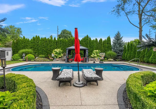 Photo 3 of Sale Pending at 8975 Shelby Woods Dr, Shelby Township, MI 48317 | MLS# 50218321 | Listing updated on 2026-08-14