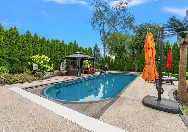 Photo 4 of Sale Pending at 8975 Shelby Woods Dr, Shelby Township, MI 48317 | MLS# 50218321 | Listing updated on 2026-08-14