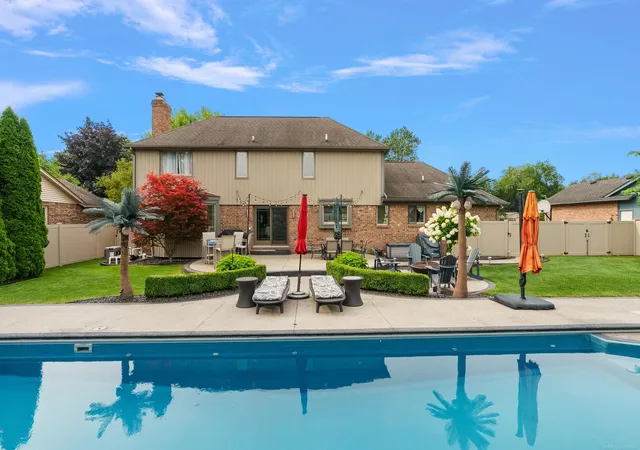 Photo 5 of Sale Pending at 8975 Shelby Woods Dr, Shelby Township, MI 48317 | MLS# 50218321 | Listing updated on 2026-08-14