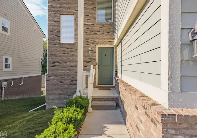 2nd image of 3923 Maple Ln, Auburn Hills, MI 48326 | MLS# 50217740