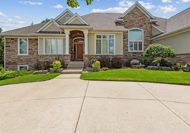 Photo 2 of Sale Pending at 4132 Ayrshire Dr, Wyoming, MI 49418 | MLS# 70554936 | Listing updated on 2026-08-31