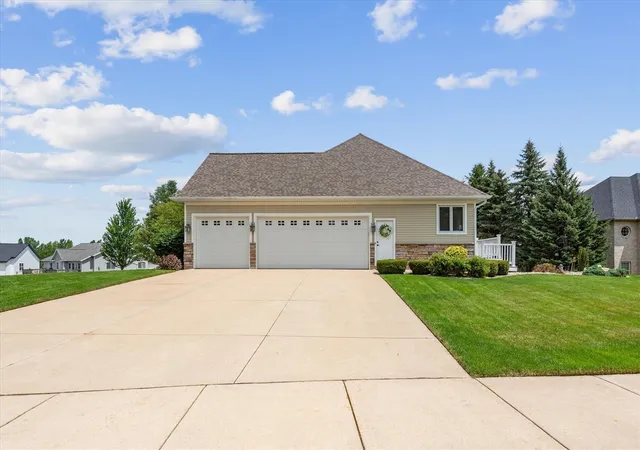 Photo 3 of Sale Pending at 4132 Ayrshire Dr, Wyoming, MI 49418 | MLS# 70554936 | Listing updated on 2026-08-31