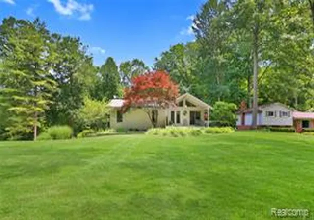 Homes for sale in White Lake, MI | 4070 Cross Rd, White Lake, MI 48386 | MLS# 61009278