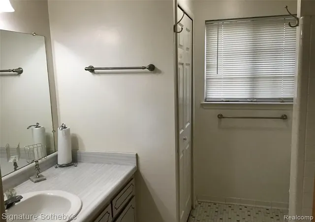 Homes for sale in Sterling Heights, MI | 8171 Denwood Drive, Sterling Heights, MI 48312 | Houzeo