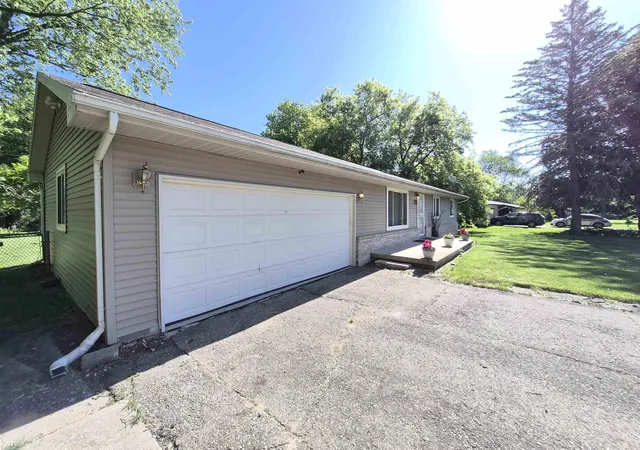 2nd image of 1282 Arrowhead Dr, Burton, MI 48509 | MLS# 50209669