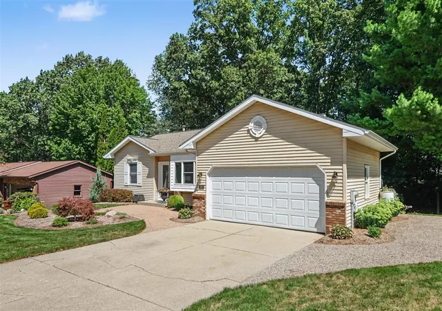 Photo 3 of Sale Pending at 5880 Edajean Ridge Dr, Comstock Park, MI 49321 | MLS# 70554726 | Listing updated on 2026-09-01