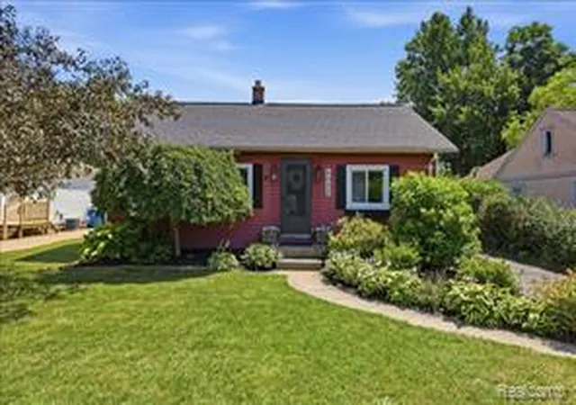 Homes for sale in Waterford, MI | 4035 Island Park Dr, Waterford, MI 48329 | MLS# 61009706