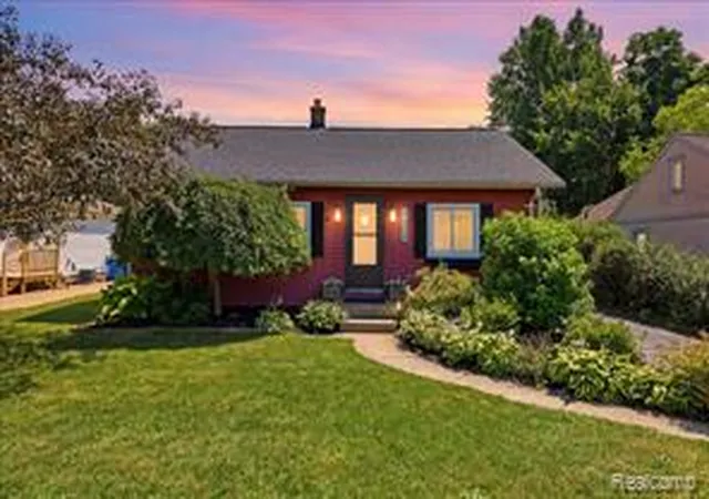 Homes for sale in Waterford, MI | 4035 Island Park Dr, Waterford, MI 48329 | MLS# 61009706