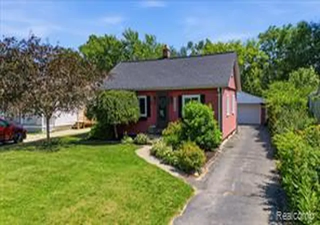 Homes for sale in Waterford, MI | 4035 Island Park Dr, Waterford, MI 48329 | MLS# 61009706