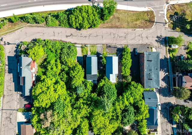 3rd image of 807 E Montezuma Ave, Houghton, MI 49931 | MLS# 50205843