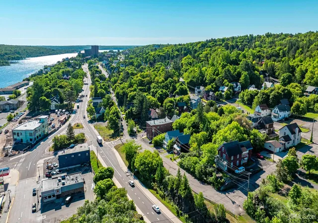 4th image of 807 E Montezuma Ave, Houghton, MI 49931 | MLS# 50205843