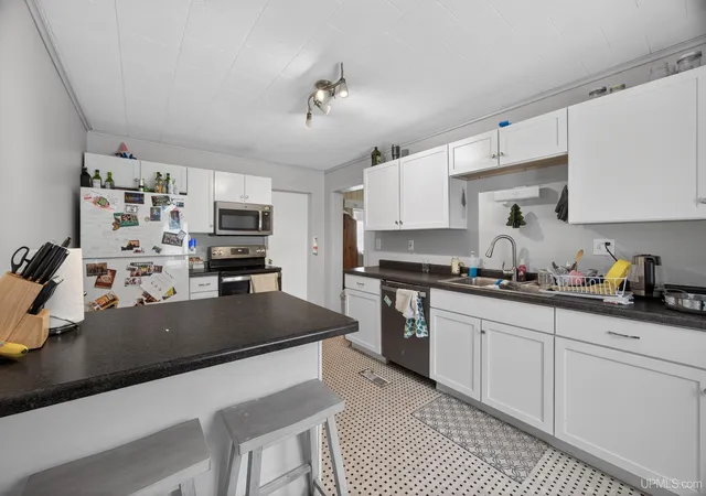 5th image of 807 E Montezuma Ave, Houghton, MI 49931 | MLS# 50205843