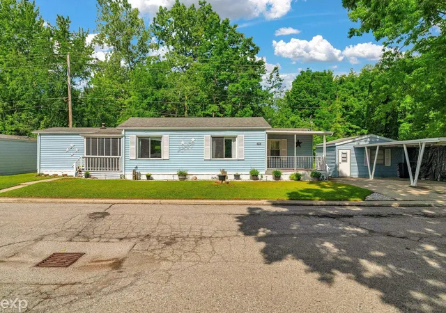 Homes for sale in Marysville, MI | 3333 Ravenswood Rd, Marysville, MI 48040 | MLS# 50211834