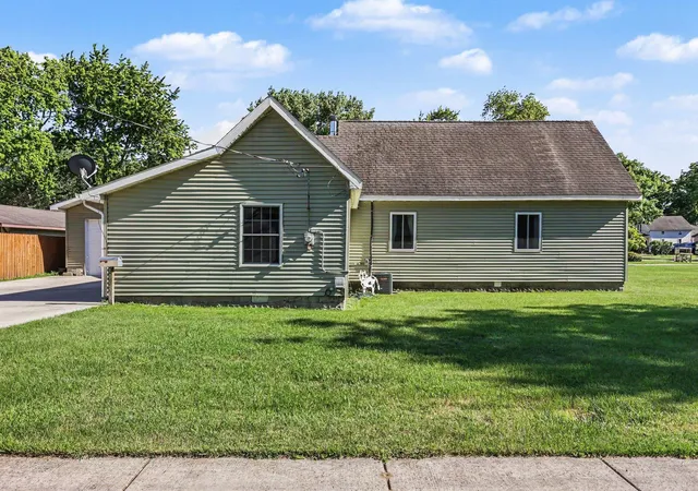 Photo 2 of Sale Pending at 1004 Transit St, Bay City, MI 48706 | MLS# 50212645 | Listing updated on 2026-06-29