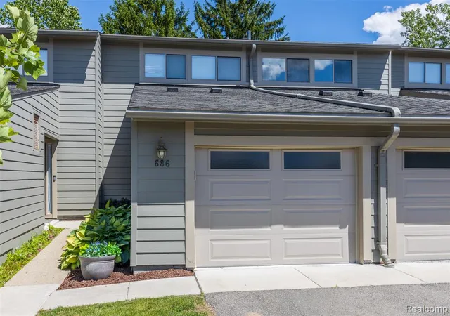 2nd image of 686 Peninsula Ct, Ann Arbor, MI 48105 2506 | MLS# 61005847