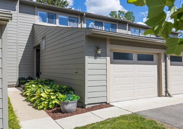 3rd image of 686 Peninsula Ct, Ann Arbor, MI 48105 2506 | MLS# 61005847
