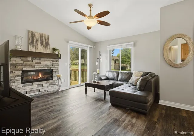 3rd image of 1982 Valley Ln, Lake Orion, MI 48360 | MLS# 61006809