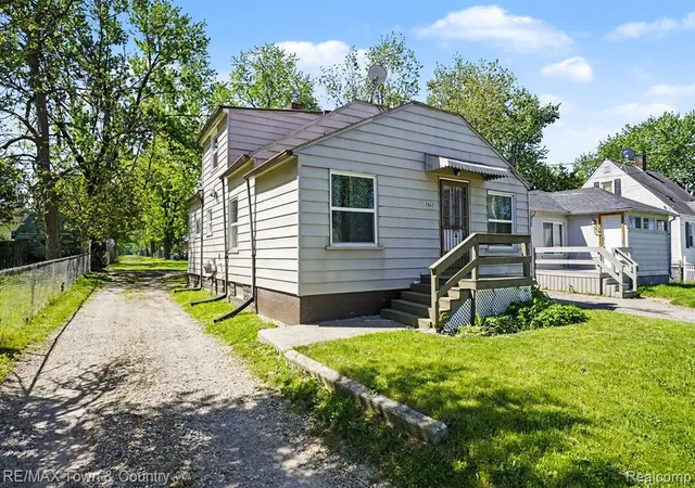 Homes for sale in Burton, MI | 2062 E Schumacher Ave, Burton, MI 48529 | MLS# 60995466