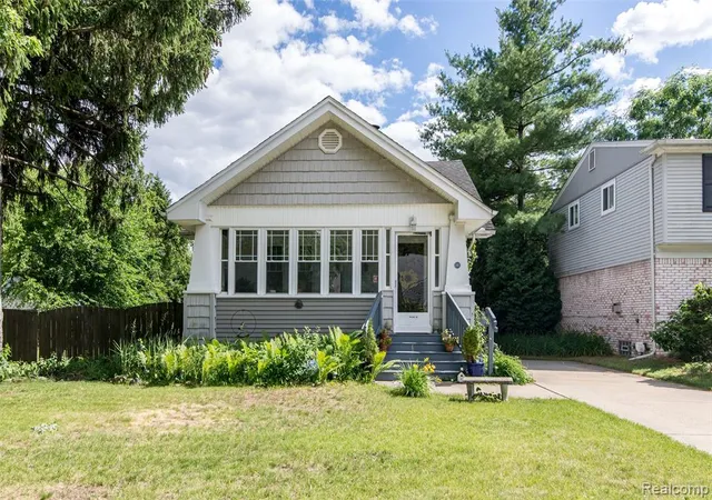 1st image of 140 E Lawrence Ave, Royal Oak, MI 48073 | MLS# 61003084