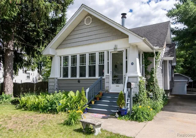 2nd image of 140 E Lawrence Ave, Royal Oak, MI 48073 | MLS# 61003084
