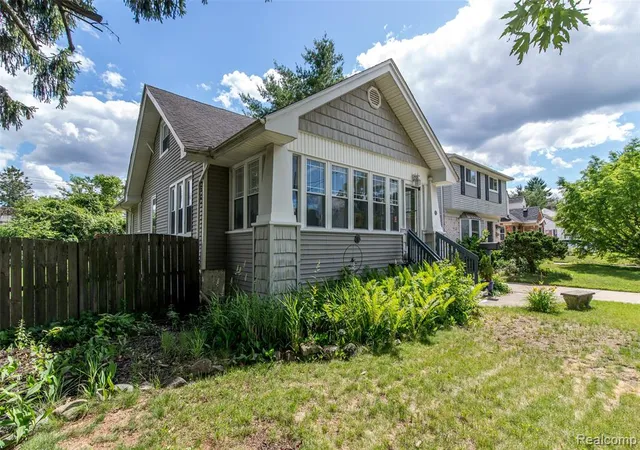 3rd image of 140 E Lawrence Ave, Royal Oak, MI 48073 | MLS# 61003084