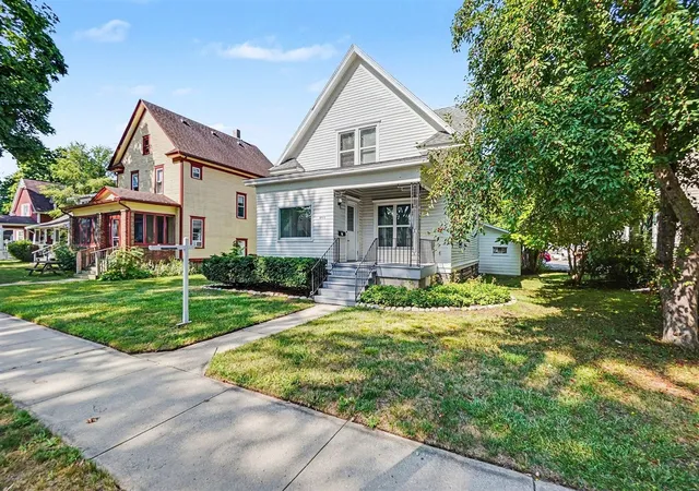 Photo 2 of Single family home for sale at 1014 S University Ave, Mount Pleasant, MI 48858 | MLS# 70550235 | Listing updated on 2026-09-11