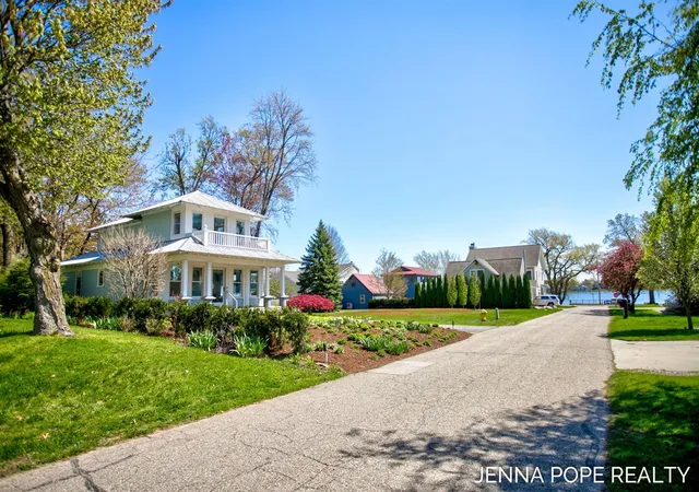 Photo 2 of Single family home for sale at 17554 Grand River Ave, Spring Lake, MI 49456 | MLS# 70529067 | Listing updated on 2026-09-01