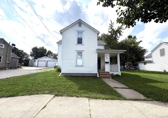 Photo 3 of Single family home for sale at 810 Division St, Adrian, MI 49221 | MLS# 50219518 | Listing updated on 2026-10-06